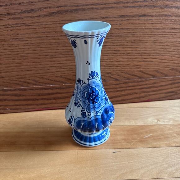 Delft Hand painted 8” Vase - Holland marked 250a - Picture 8 of 9